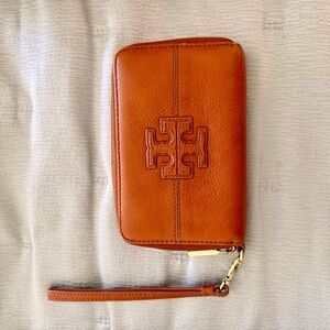 Tory Burch Embossed Logo Leather Wristlet - Cognac